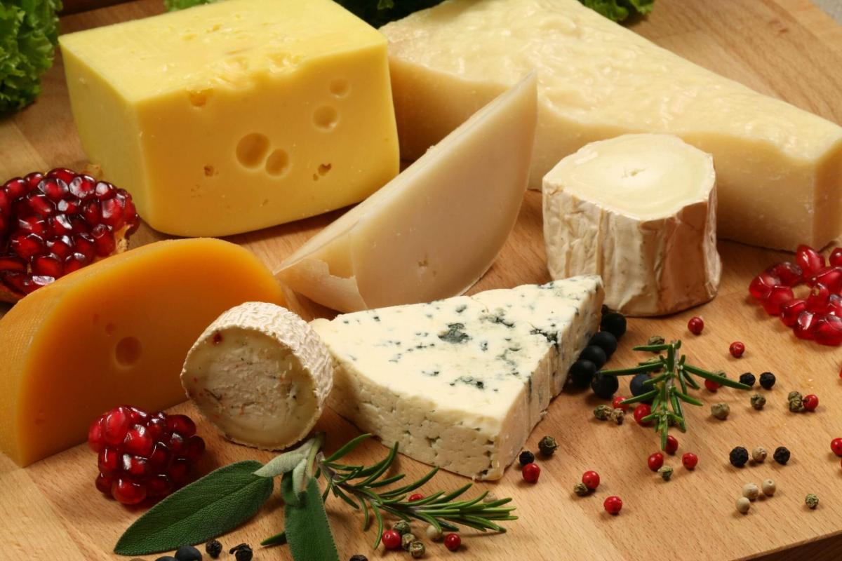 Врач Акуа Вулбрайт назвал четыре причины, почему стоит отказаться от сыра
