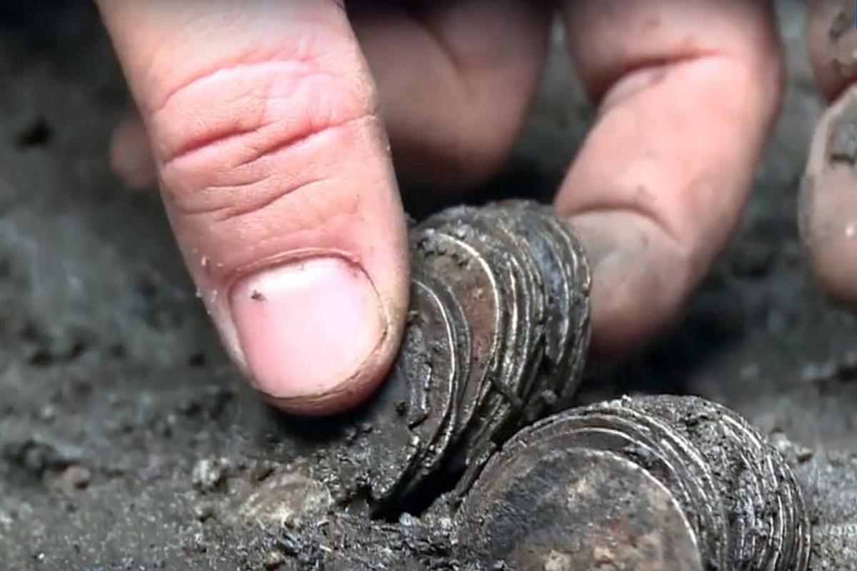 Британская пара откопала клад старинных монет в своём саду