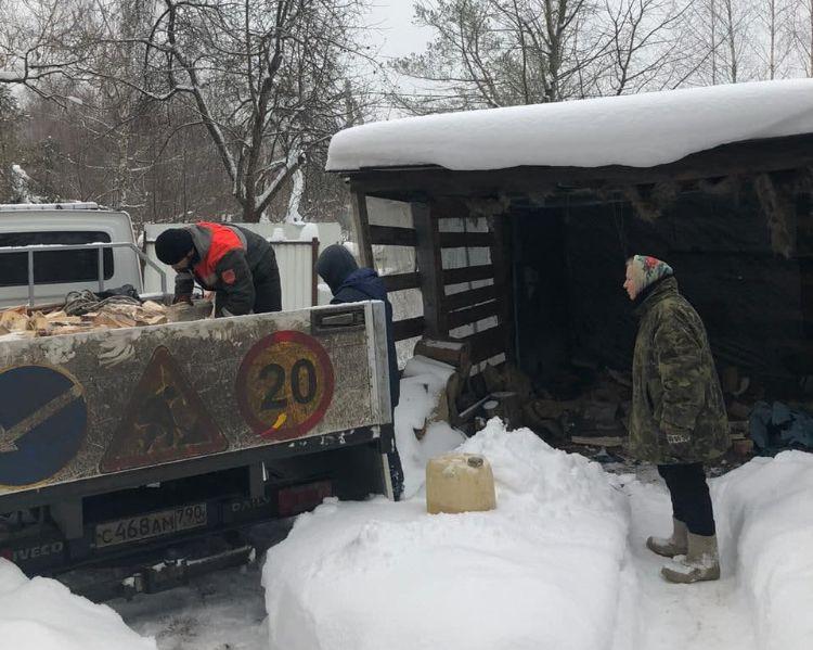 В Красногорске льготникам доставляют дрова на дом по их заявкам