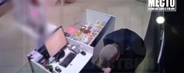 Мужчина с ножом ограбил секс-шоп в Кирове