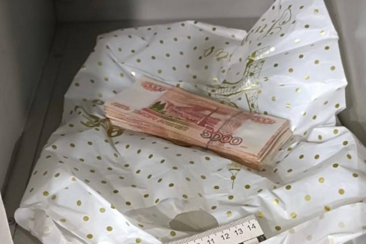 Иностранец пытался дать взятку через камеру хранения супермаркета в Приамурье