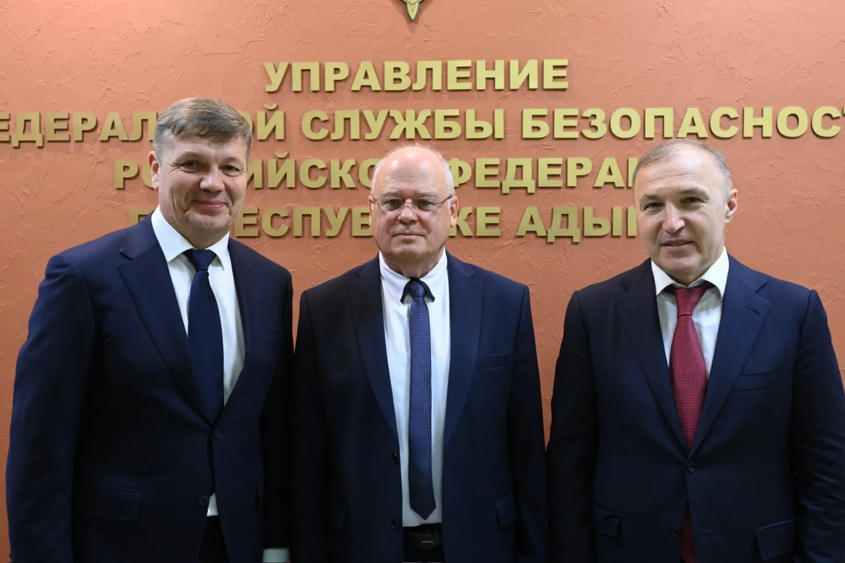 «Одна из главных мишеней противника — молодежь, ее необходимо защитить»: Глава Адыгеи Мурат Кумпилов принял участие в совещании по вопросам профилактики деструктивных идеологий в молодежной среде