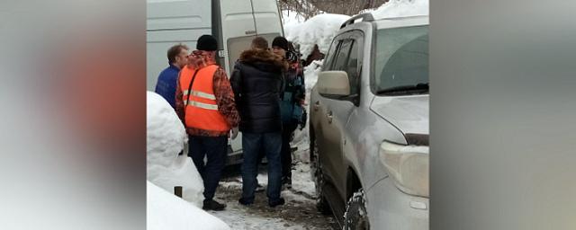 В Новосибирске две машины скорой помощи застряли в снежных сугробах