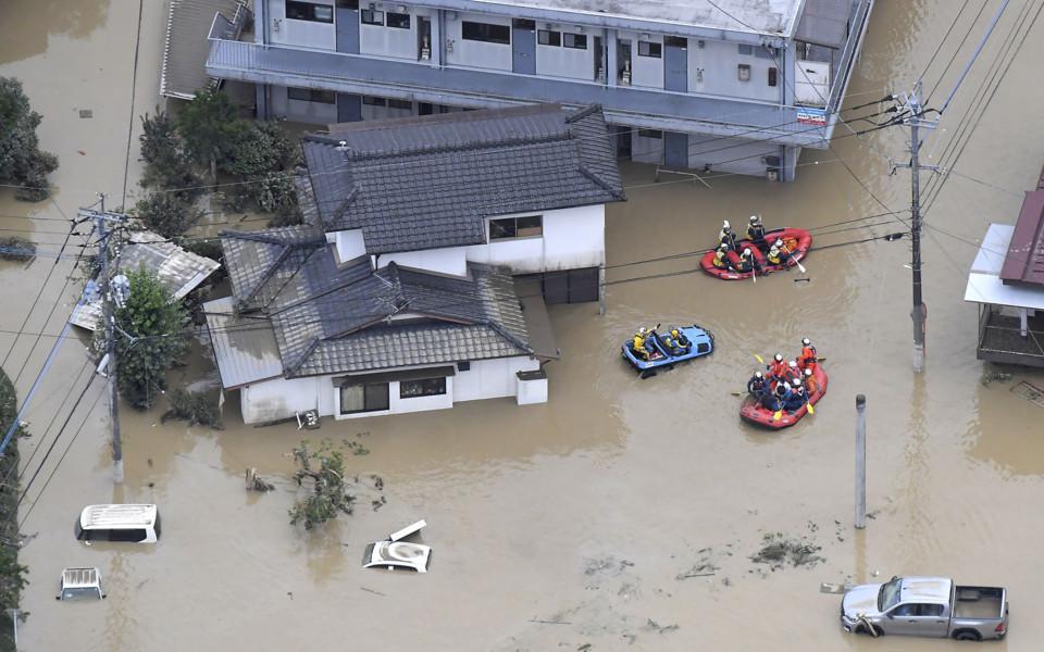 В Японии число жертв наводнений достигло 50
