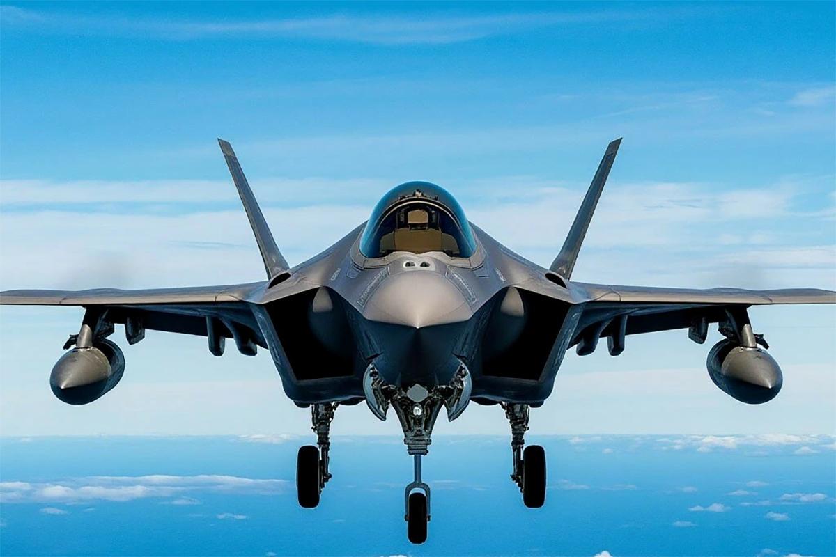 F-35 летят в Лапландию раньше срока: американские пилоты перегоняют истребители к границе с Россией