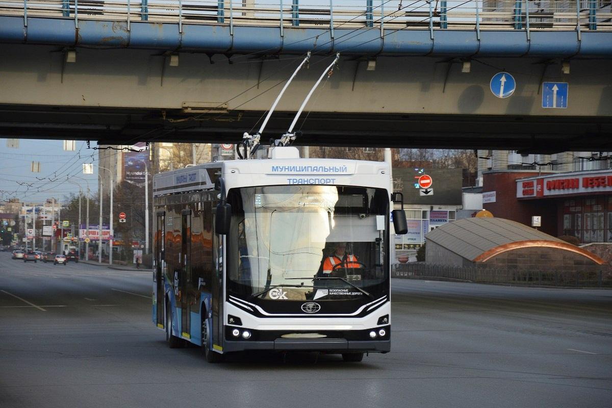 Из-за подтопления проезжей части в Омске приостановили работу троллейбусов