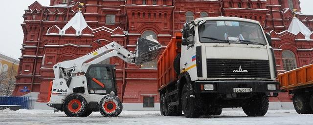 В Москве спецтехнику вывели на дороги для уборки снега