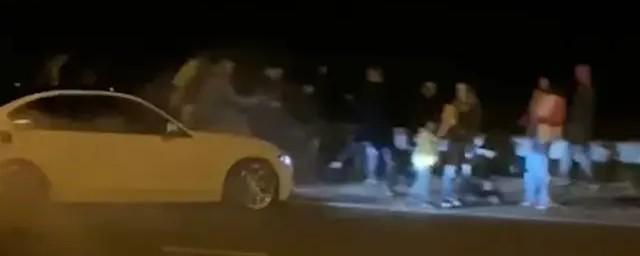 Автомобиль врезался в толпу людей во время ночных гонок в Екатеринбурге