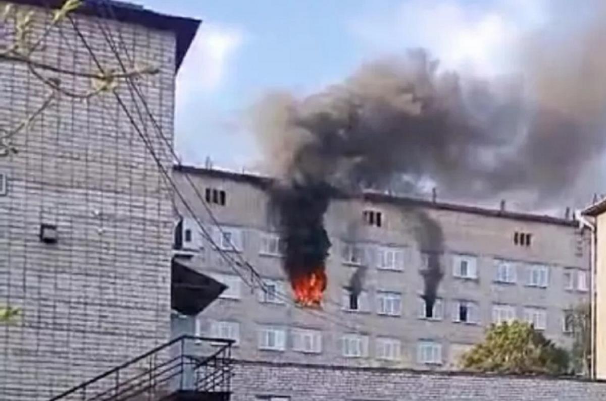 В Бийске пожарные эвакуировали из больницы более 40 человек, идет тушение пламени