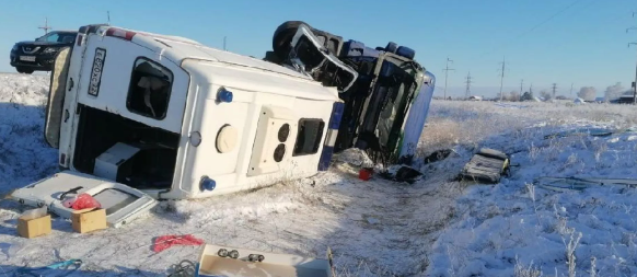 На Алтае водитель и пациент скорой погибли в жутком лобовом ДТП с тягачом