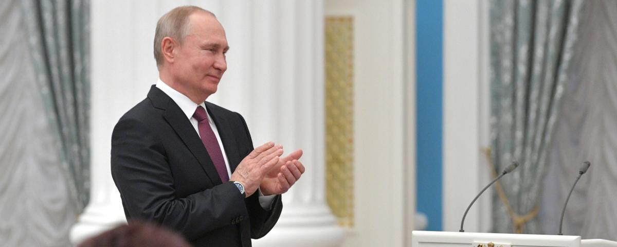 Путин за добросовестную работу наградил троих новосибирцев