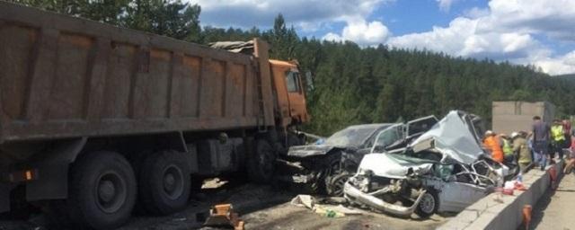 В Челябинской области грузовик протаранил пять автомобилей, погибли два человека