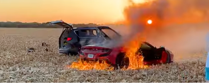 Ferrari за $400 тысяч сгорел во время съемок блога в США - видео