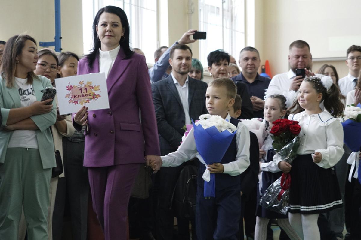 На Чукотке новый учебный год начался с «Уроков мужества» с ветеранами СВО