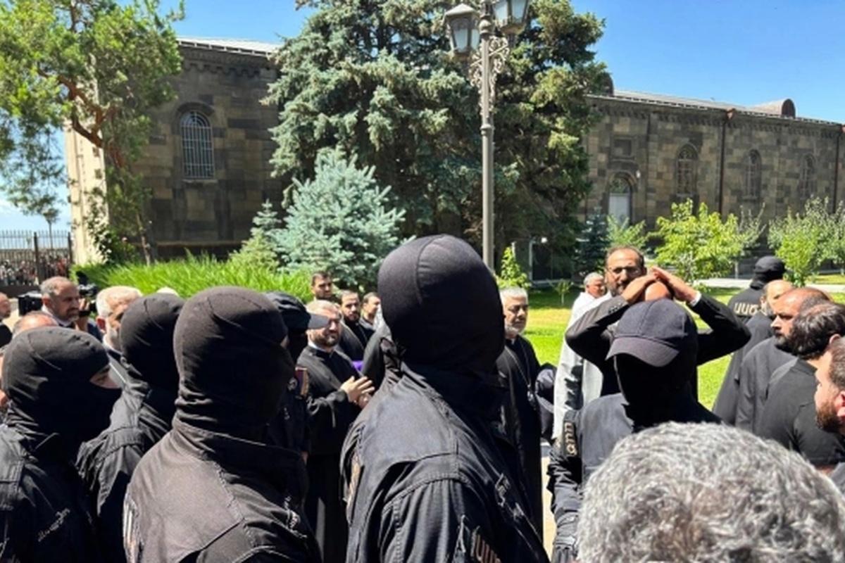 Песков заявил, что российские армяне с болью смотрят на происходящее в Армении