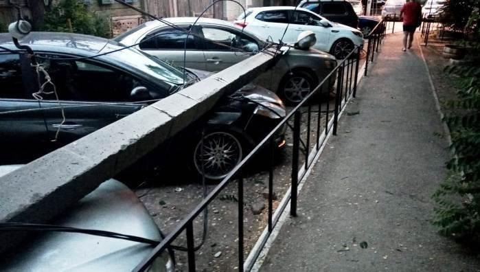В Астрахани столб упал на семь припаркованных автомобилей