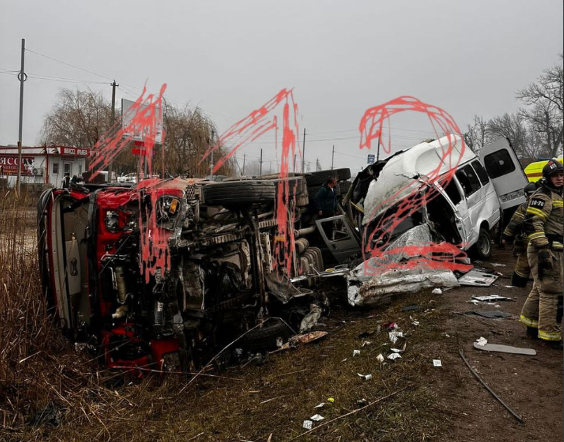 В жуткой аварии с маршруткой и грузовиком в Ставропольском крае погибли семь человек