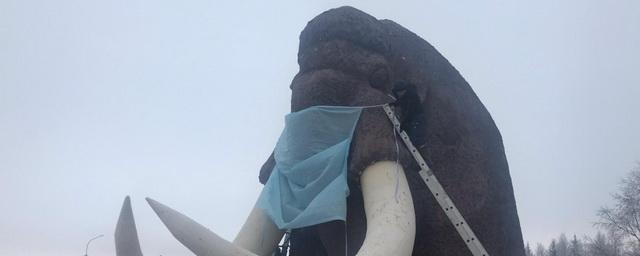 На статую мамонта в Салехарде надели 5-метровую защитную маску