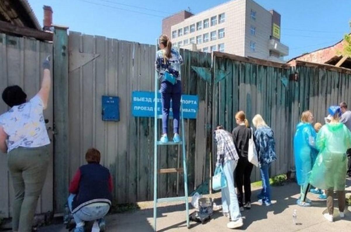 В Правобережном округе Иркутска прошла акция «Заборник», удалось привести в порядок несколько ограждений