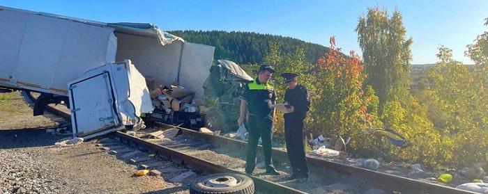 В Свердловской области тепловоз на полном ходу сбил грузовик на ж/д путях