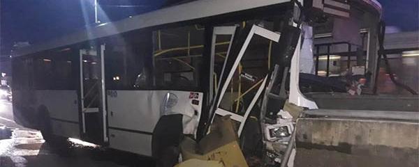 В Сочи автобус протаранил бетонное ограждение, 9 человек пострадали