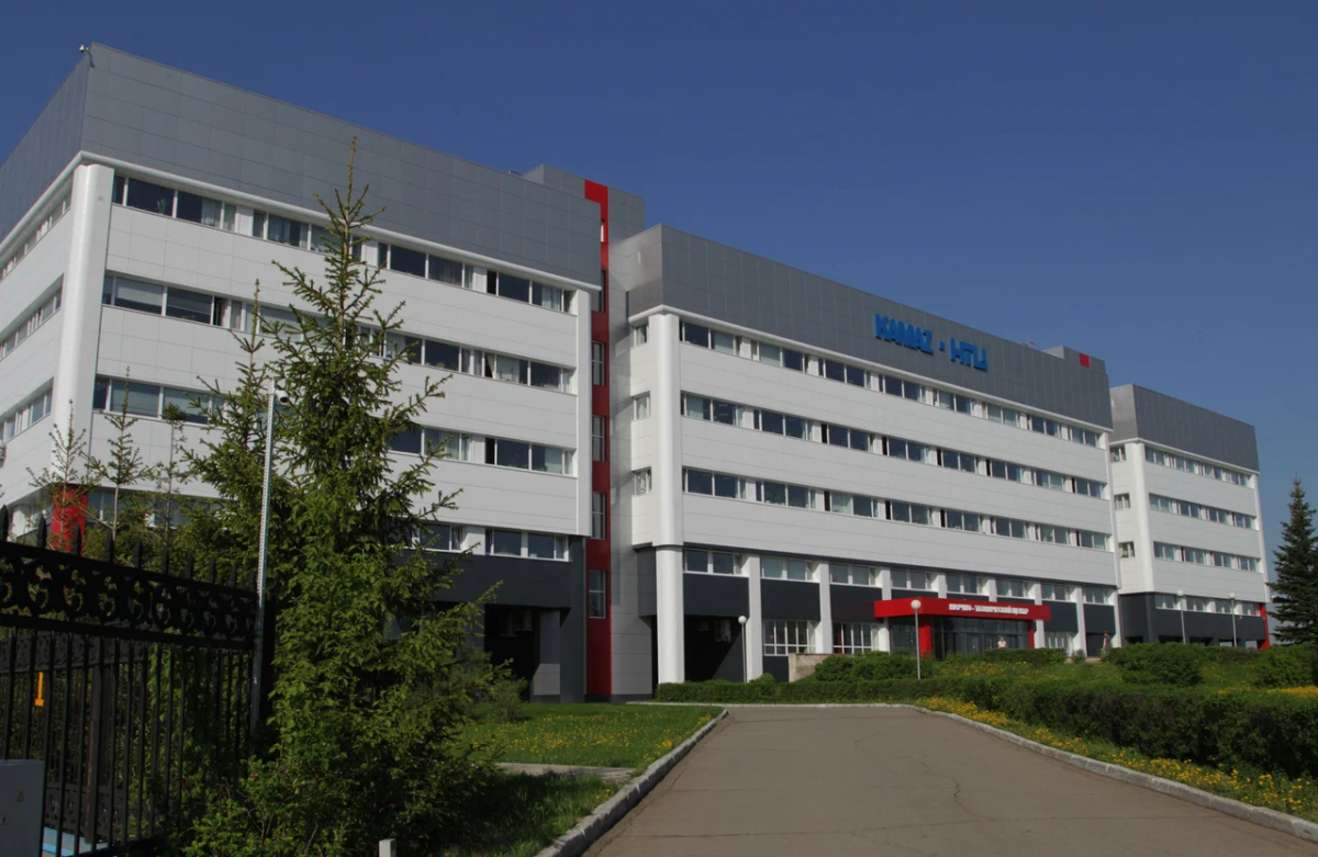 На фоне падения рынка грузовиков КАМАЗ сохраняет рабочий график