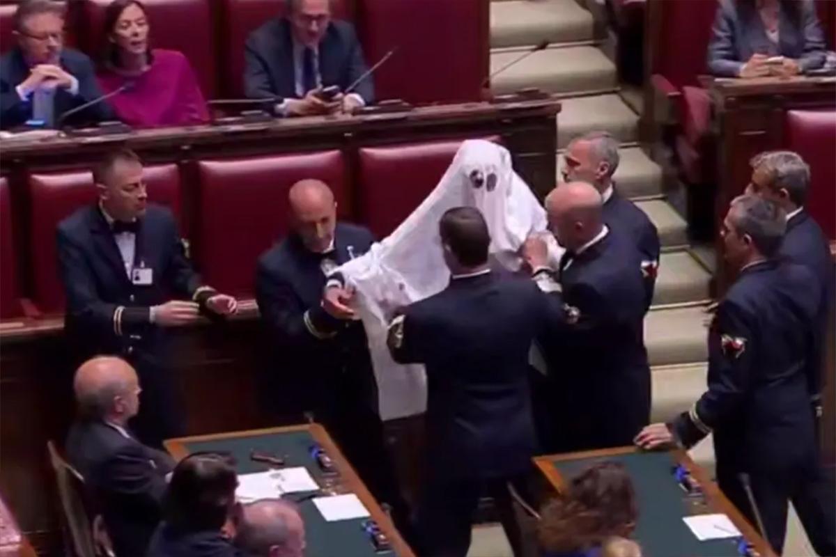 Итальянского депутата выгнали из парламента за попытку напугать Мелони