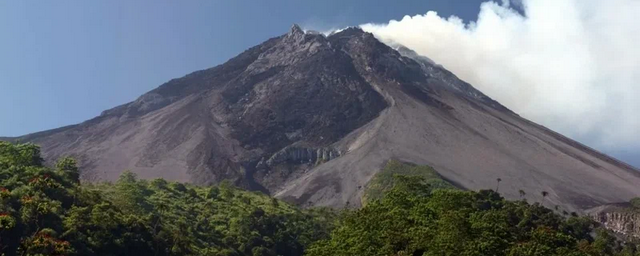 Извержение вулкана Семеру началось в Индонезии