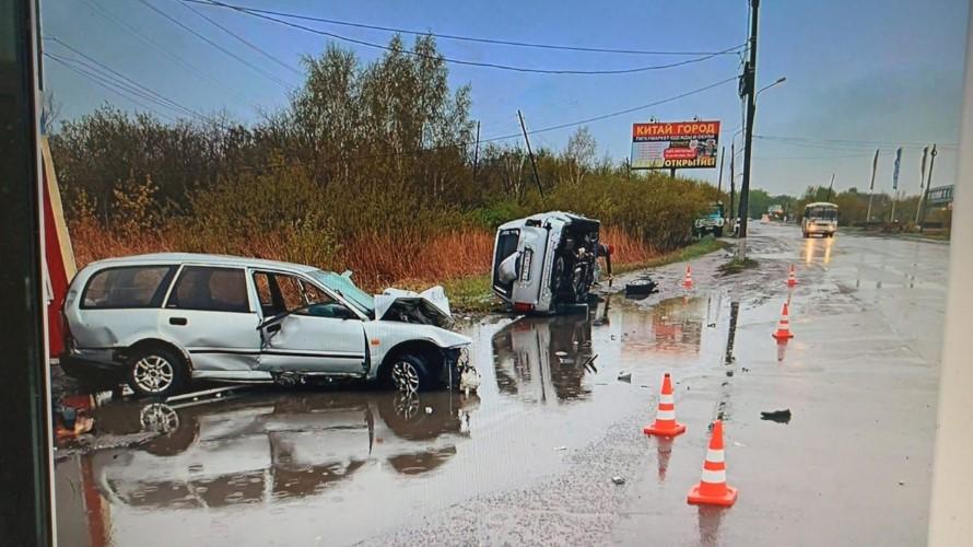 Пять человек пострадали, один мужчина погиб в результате ДТП на улице 10 лет Октября в Омске