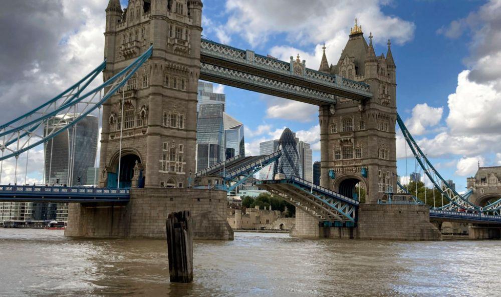 В Лондоне из-за неисправности не могут свести Тауэрский мост