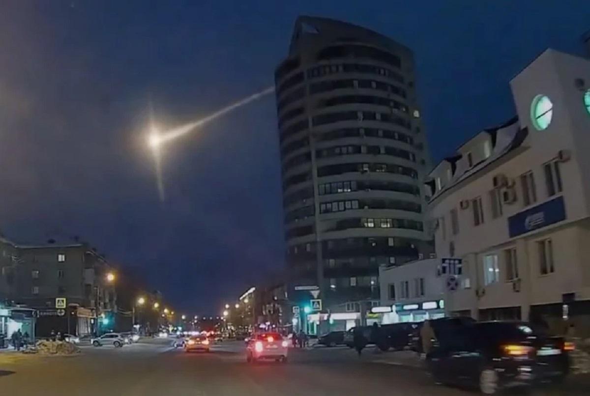 МЧС официально опровергло фейк о падении неопознанного объекта в Челябинске, видео оказалось смонтированным