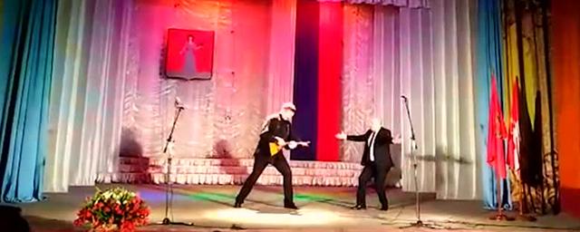Красноярский чиновник устроил танцы под балалайку