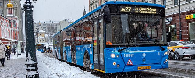 Пассажирам московского наземного транспорта вновь можно проходить через первую дверь