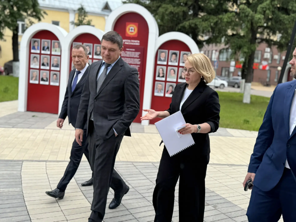 Глава Рассказова Вера Соколова продемонстрировала губернатору Тамбовской области Евгению Первышову обновленную Центральную площадь и возможности ФОКа «Спартак»