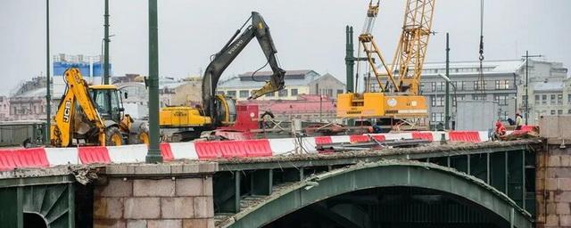 В Петербурге с ремонтируемого Биржевого моста в Неву сбрасывали бетон