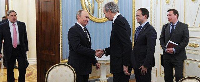 Путин вручил медаль Пушкина президенту Louis Vuitton Бернару Арно