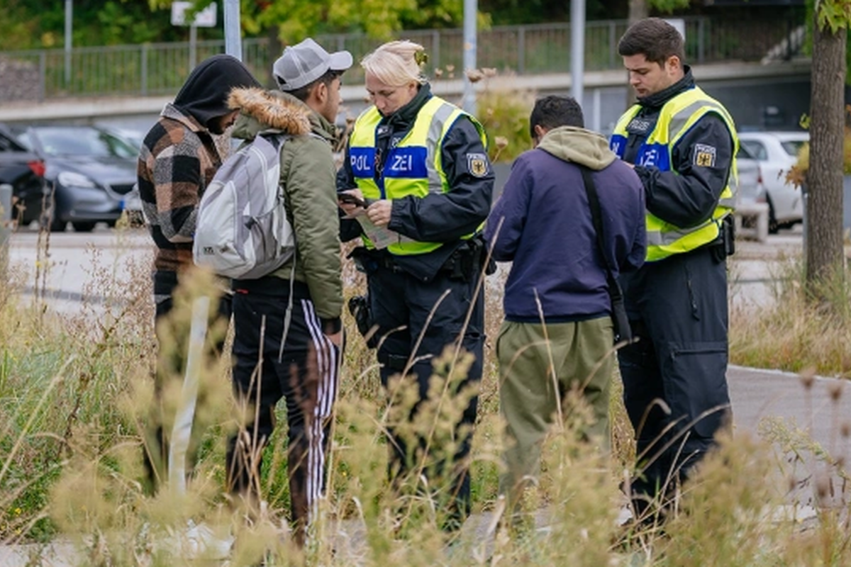 Власти Германии намерены объявить режим ЧС из-за беженцев