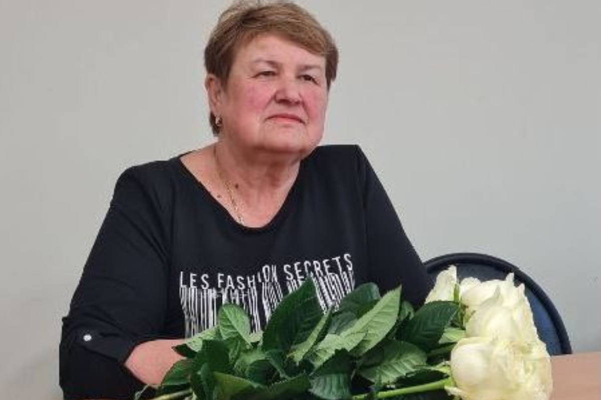 Глава Орехово-Зуевского городского округа Руслан Заголовацкий наградил заведующую роддомом Веру Калинину за труд