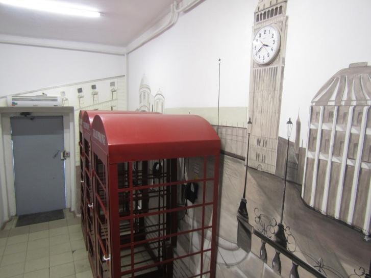 В новосибирской исправительной колонии №8 установили лондонские телефонные будки