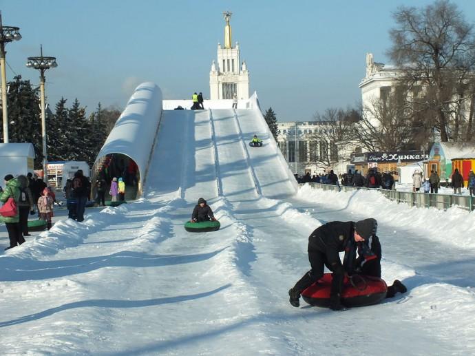 В Москве открылась 100-метровая ледяная горка