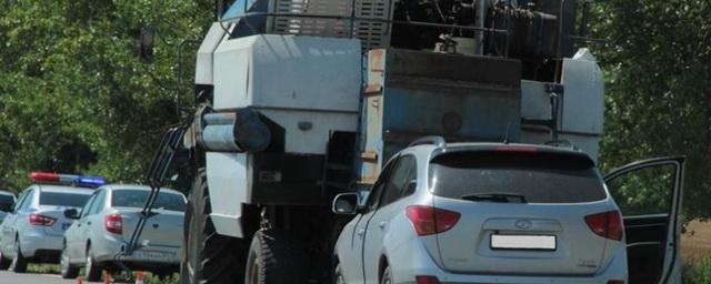 В Адыгее в ДТП с комбайном погиб водитель внедорожника
