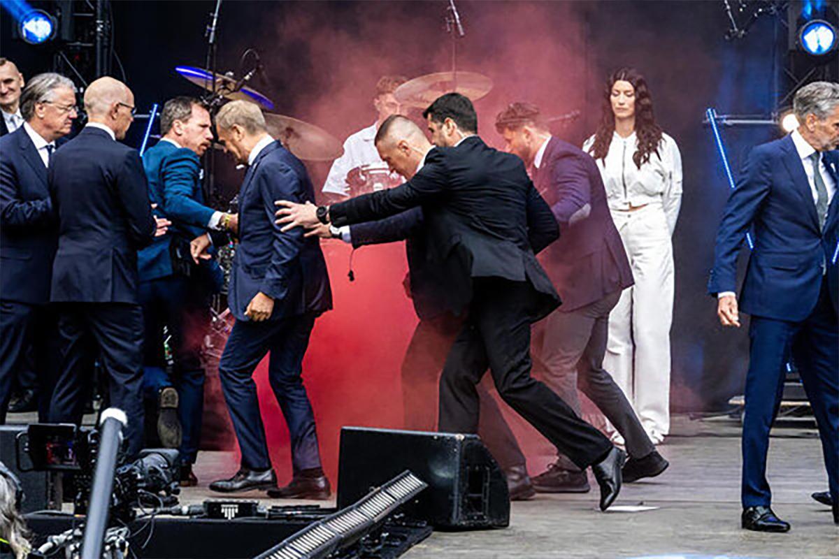 В премьеров Нидерландов и Польши бросили дымовую шашку в День освобождения