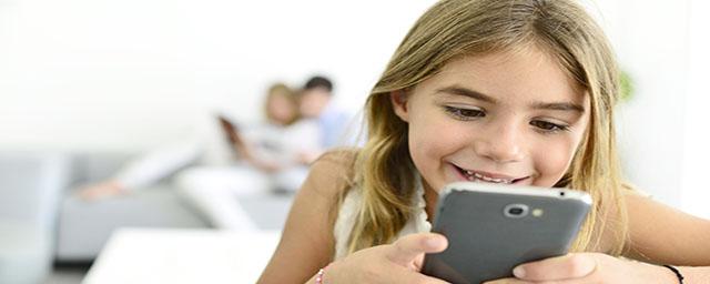 Эксперт рекомендует покупать детям смартфоны уже в первом классе