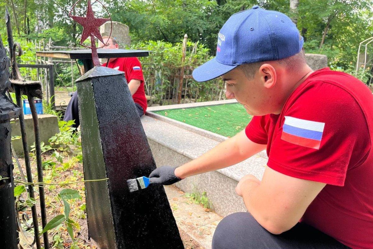 Молодежь НФ приводит в порядок места захоронений участников ВОВ во Владикавказе