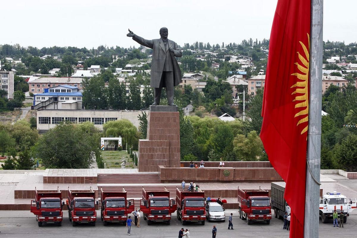 Один из самых огромных памятников Ленину внезапно исчез из центра Оша