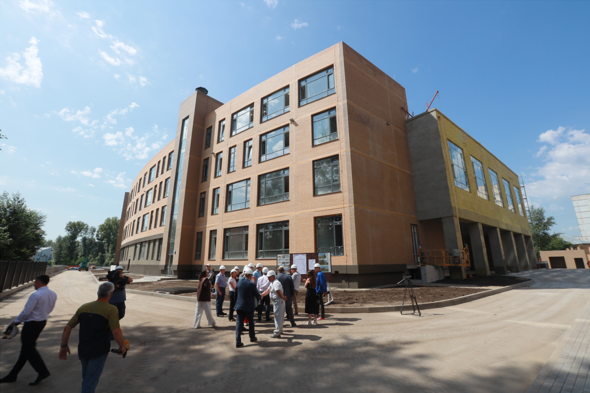 В Дзержинском районе Новосибирска завершается строительство школы на 825 мест