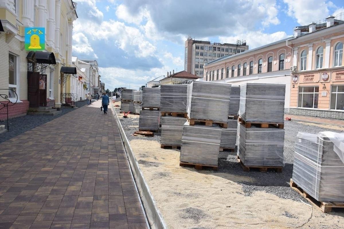 На Тамбовском Арбате появились новые скамейки, арт-объекты и освещение