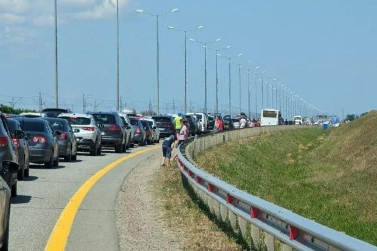 Перед Крымским мостом образовалась пробка из более чем 600 машин
