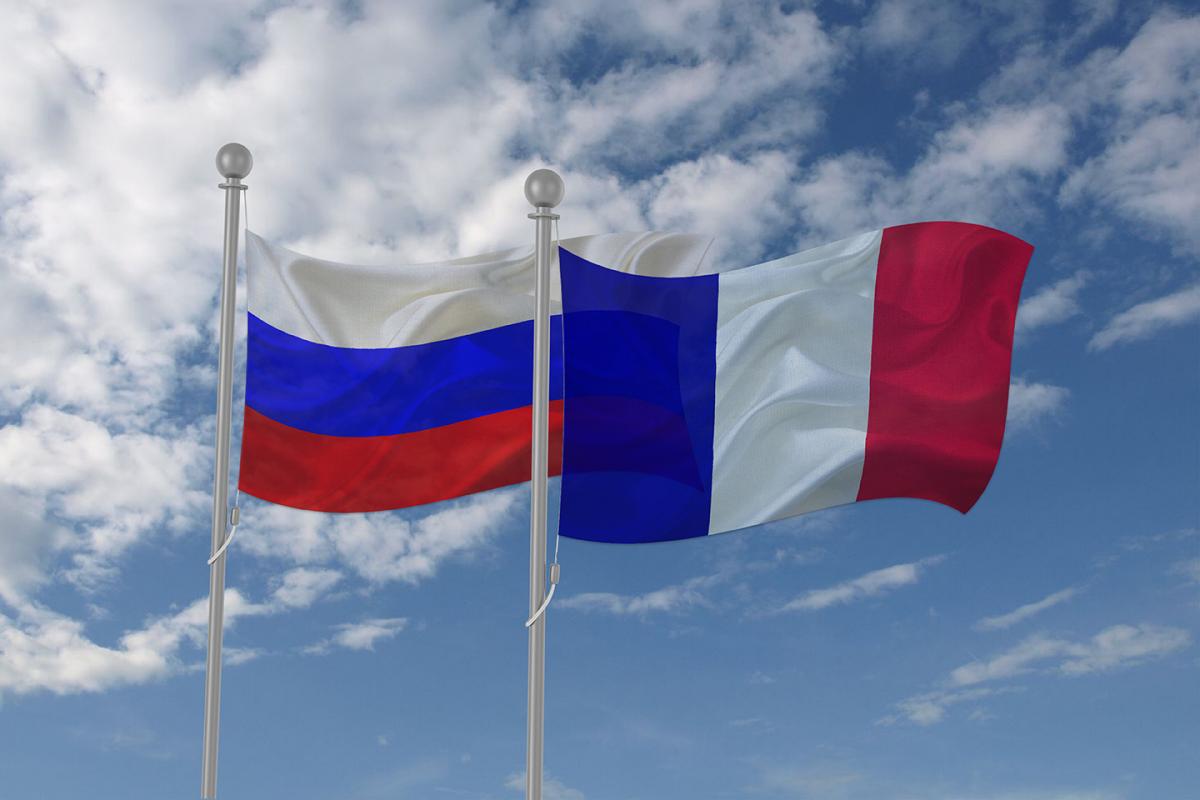 Россия и Франция тайно выслали дипломатов