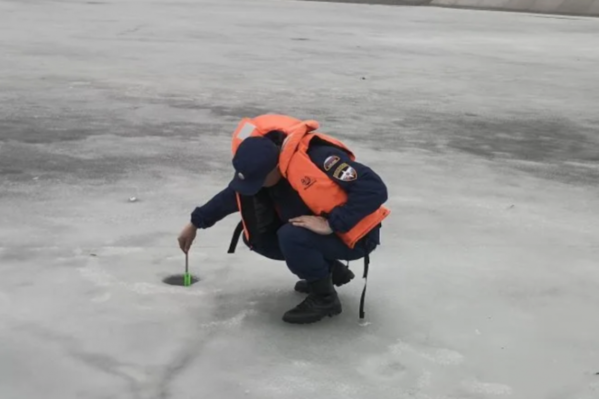 Опасный лед: астраханские спасатели предупреждают о рисках выхода на ледовую поверхность водоемов